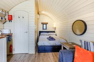 Tempat tidur dalam kamar di Corndon Pod