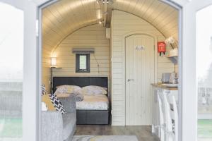 um quarto com uma cama numa porta arqueada em Stiperstones Pod em Shrewsbury