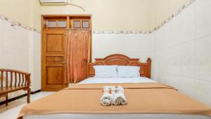 Ένα ή περισσότερα κρεβάτια σε δωμάτιο στο Hotel Shinta 2 near Alun Alun Kertosono Mitra RedDoorz