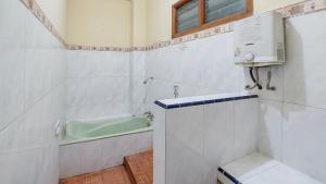 Ένα μπάνιο στο Hotel Shinta 2 near Alun Alun Kertosono Mitra RedDoorz +20 φωτογραφίες