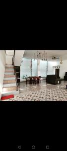 - un salon avec des escaliers, une table et un canapé dans l'établissement ZG Home Solo, à Bonorejo