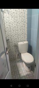 łazienka z toaletą i prysznicem w obiekcie ZG Home Solo w mieście Bonorejo