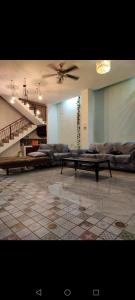 salon z kanapą i wentylatorem sufitowym w obiekcie ZG Home Solo w mieście Bonorejo