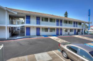 a parking lot in front of a hotel at Motel 6-Tigard, OR - Portland South - Lake Oswego in Tigard