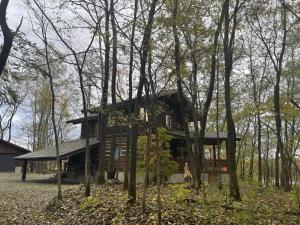 una casa en medio del bosque en Chise Fukuro, en Furano