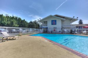 a swimming pool in front of a building at Motel 6-Tigard, OR - Portland South - Lake Oswego in Tigard