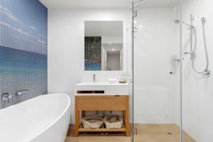 Koupelna v ubytování Unit 9 Andari Fantastic Holiday Apartment in Sunshine Beach Stunning Views Opposite Beach Access