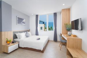Tempat tidur dalam kamar di Davue Hotel by THG