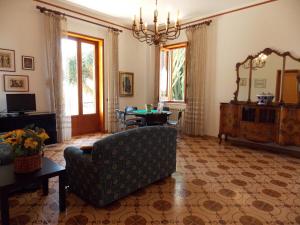 Televízia a/alebo spoločenská miestnosť v ubytovaní Holiday home Mediterraneo
