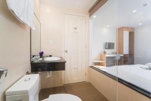 Kamar mandi di Davue Hotel by THG