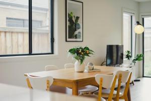 Televisyen dan/atau pusat hiburan di KOZYGURU | Greenvale VIC | Roomy Charming | 7 Bed House + Free Parking +8 gambar