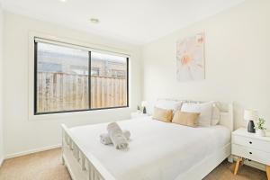 Katil atau katil-katil dalam bilik di KOZYGURU | Greenvale VIC | Roomy Charming | 7 Bed House + Free Parking