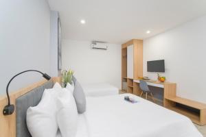 Tempat tidur dalam kamar di Davue Hotel by THG