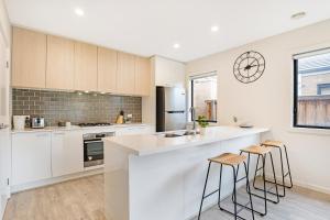 Dapur atau dapur kecil di KOZYGURU | Greenvale VIC | Roomy Charming | 7 Bed House + Free Parking