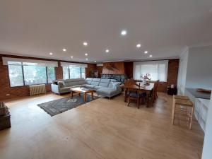 uma sala de estar com um sofá e uma mesa em House Matterhon 3 Bedroom Apartment em Jindabyne
