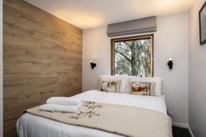 um quarto com uma cama grande e uma parede de madeira em Golden Eagle 2 em Thredbo
