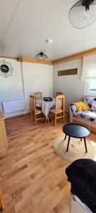 A seating area at Mobil home dans camping