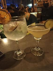 dos martinis sentados en una mesa en un bar en Hotel SAMAI en San Agustín