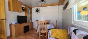 A seating area at Mobil home dans camping