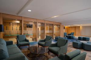 Uma área de estar em Anara Airport Hotel