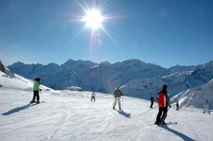 un grupo de personas esquiando por una pista cubierta de nieve en Apartment Valdisole, en Ossana