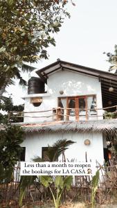 uma casa com um sinal em frente em Maria Bonita Sri Lanka em Ahangama