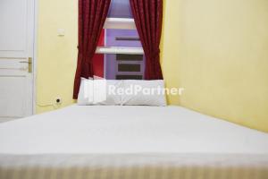 Katil atau katil-katil dalam bilik di RC Costel near RSDH Cianjur Mitra RedDoorz