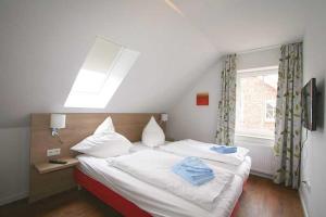 En eller flere senge i et værelse på Feriendorf Robbenplatte Burhave 4