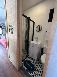 Kylpyhuone majoituspaikassa podbodrum tiny house