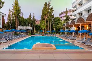 Bazén v ubytování Kayamaris Hotel nebo v jeho okolí