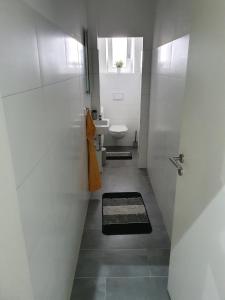 Kúpeľňa v ubytovaní Alles NEU nach Komplettsanierung in direkter Nähe zum Südstrand