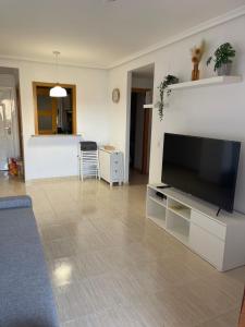 Televízia a/alebo spoločenská miestnosť v ubytovaní APARTAMENTO ZONA MARINADOR, CERCA A LA PLAYA