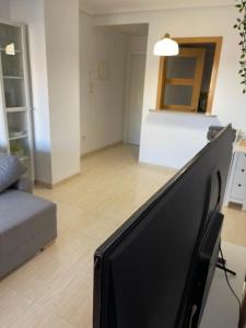Televízia a/alebo spoločenská miestnosť v ubytovaní APARTAMENTO ZONA MARINADOR, CERCA A LA PLAYA