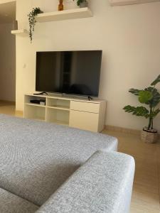 Televízia a/alebo spoločenská miestnosť v ubytovaní APARTAMENTO ZONA MARINADOR, CERCA A LA PLAYA