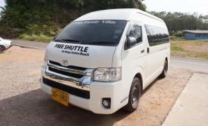 una furgoneta blanca estacionada al lado de una carretera en Lux Family Villas Krabi Ao Nang en Ao Nang