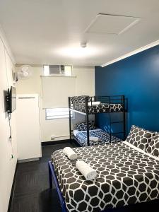 Katil dua tingkat atau katil-katil dua tingkat dalam bilik di MOM Darwin