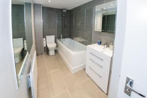 Gallery image of Two Bedroom Duplex in Angel HIgh Street in London