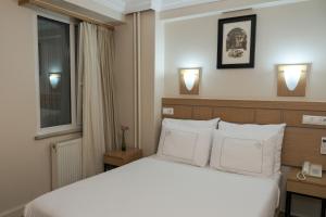 A bed or beds in a room at Sude Konak