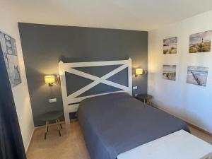 1 dormitorio con 1 cama y 2 luces y cuadros en la pared en Casa Julia - OASIS PAPAGAYO, en Corralejo 17 fotos más