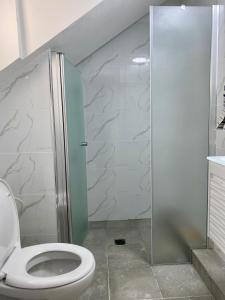 a bathroom with a toilet and a shower at דירת גן מרווחת במיקום מעולה עם נטפליקס חינמי in Ma'ale Adumim