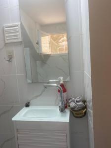 a bathroom with a sink and a mirror at דירת גן מרווחת במיקום מעולה עם נטפליקס חינמי in Ma'ale Adumim