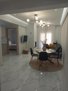 Televízia a/alebo spoločenská miestnosť v ubytovaní Sweet Harmony ! 70m from Rapsani Beach !