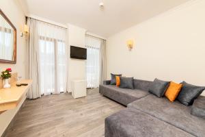TV a/nebo společenská místnost v ubytování Kayamaris Hotel