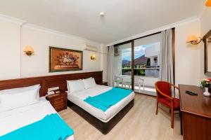 Postel nebo postele na pokoji v ubytování Kayamaris Hotel