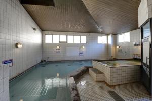 a large indoor swimming pool in a building at ホテルスターらんど in Tsuru 