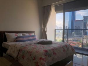um quarto com uma cama e uma grande janela em Lucky Continew Residence 1 Bedroom - TRX KL em Kuala Lumpur