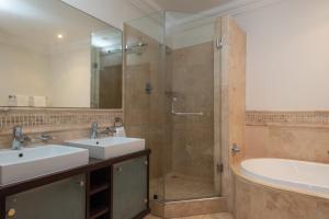 Ένα μπάνιο στο Ballito Manor View 505 - With Generator +19 φωτογραφίες