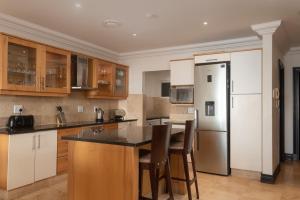 Η κουζίνα ή μικρή κουζίνα στο Ballito Manor View 505 - With Generator