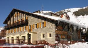 un edificio en una montaña con nieve. en La Belle Etoile, en Les Deux Alpes