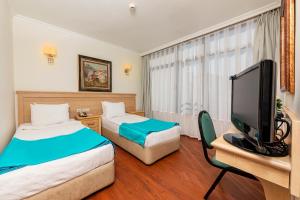 Postel nebo postele na pokoji v ubytování Kayamaris Hotel